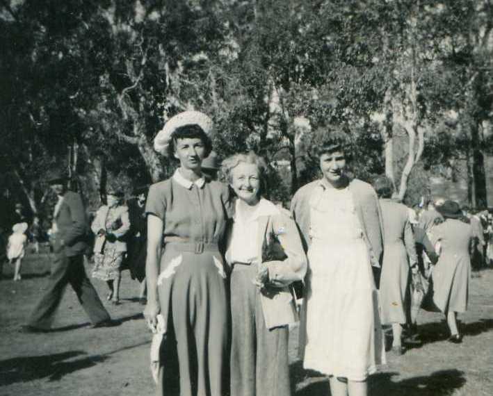 Aunty Thora, Mum and Robin At the Kelmscott show