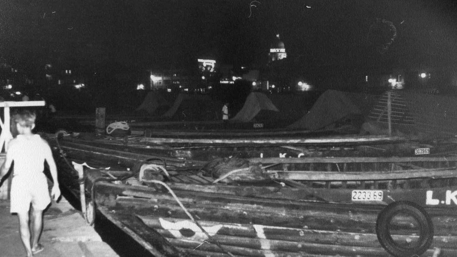 Singapore River at night – Bum Boats to offload into ‘godowns’ (warehouses)