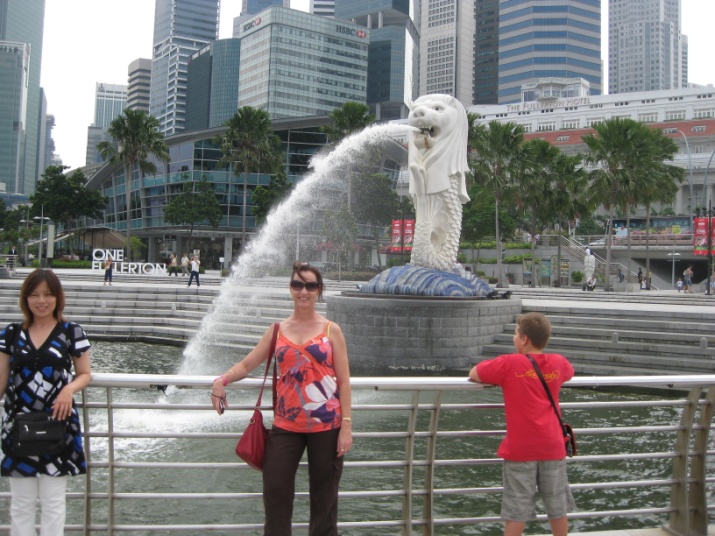 Sarah at Merlion (Sea Lion) fountain
