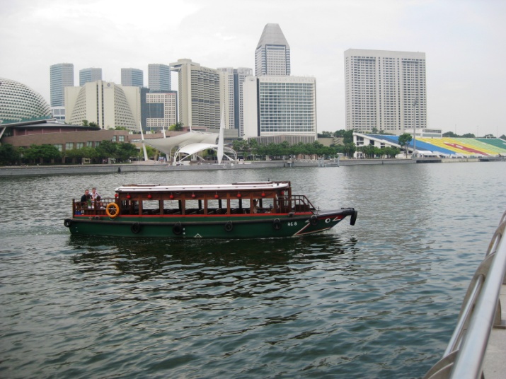 A tourist ‘Bum Boat’ on the heigenic Singapore River
