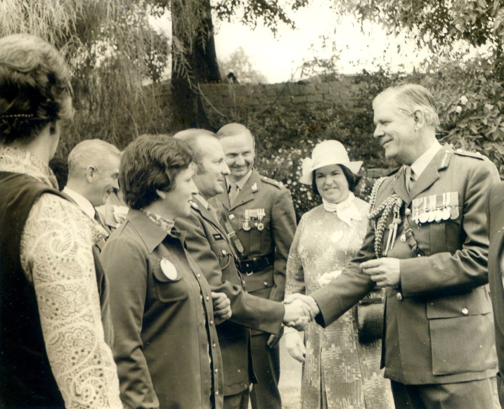 Major General Williamson greeting Captain Joe O’Connor (Wendy on hisright)
